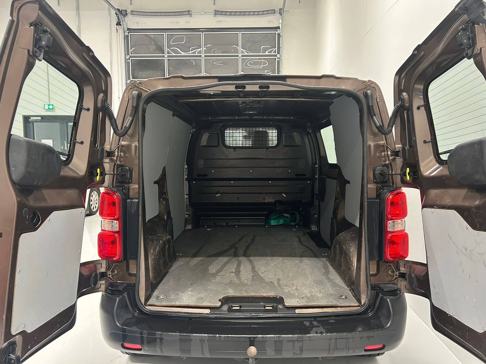 
								Citroen Jumpy BlueHDi 180 M Automaatti full									