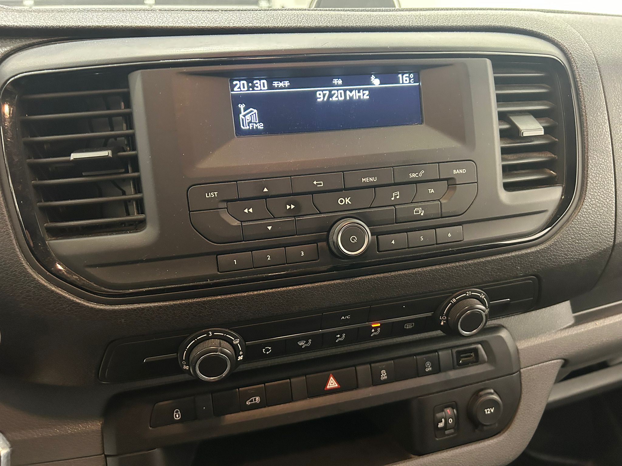 
								Citroen Jumpy BlueHDi 180 M Automaatti full									