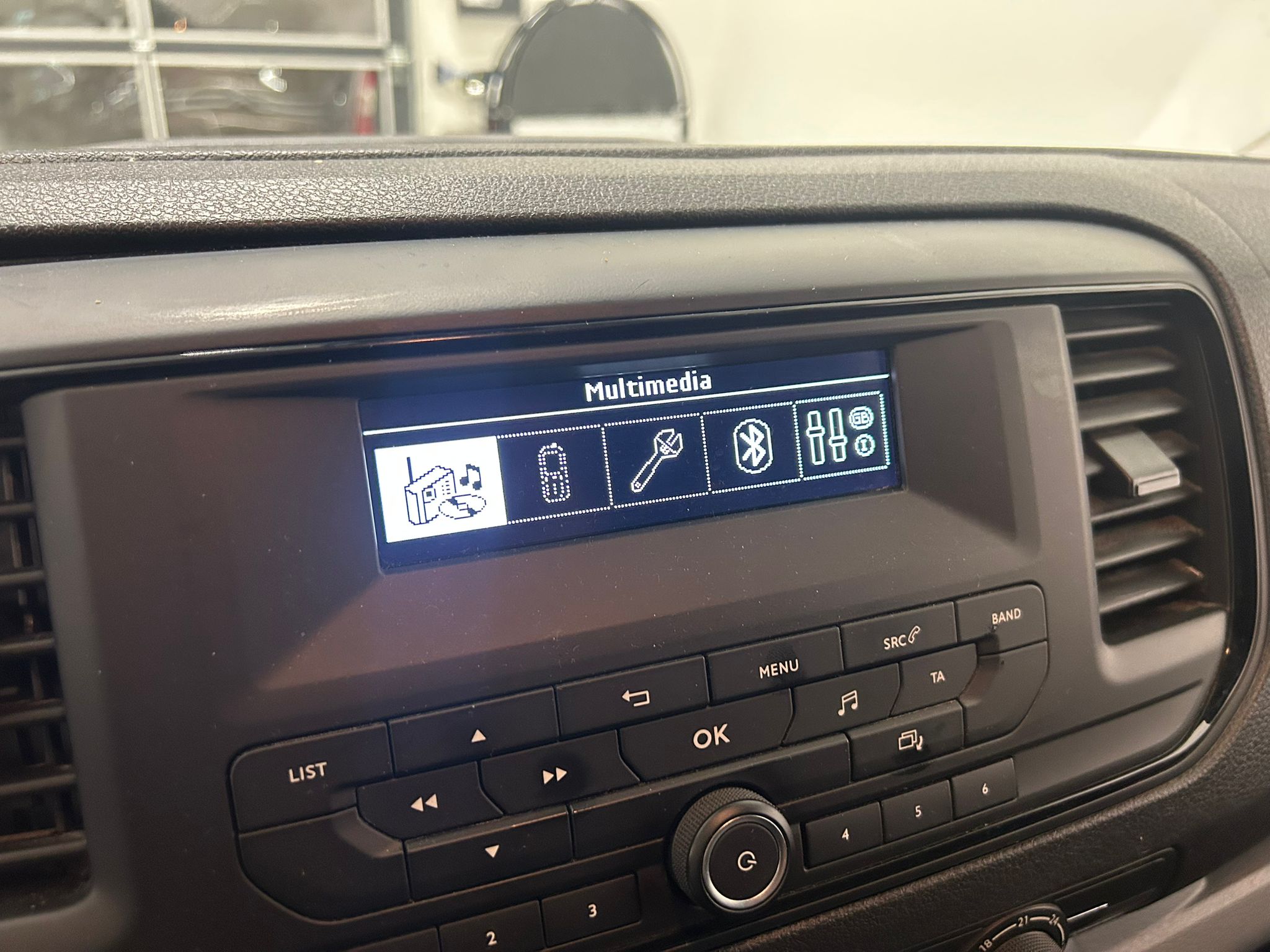 
								Citroen Jumpy BlueHDi 180 M Automaatti full									