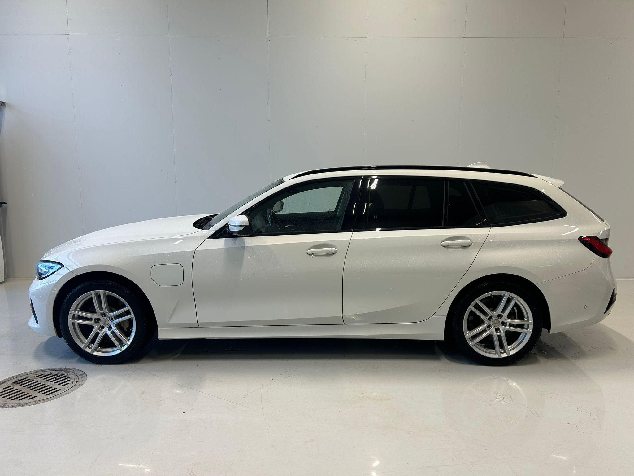 BMW 330 G21 Touring 330e xDrive A Charged Edition Sportline