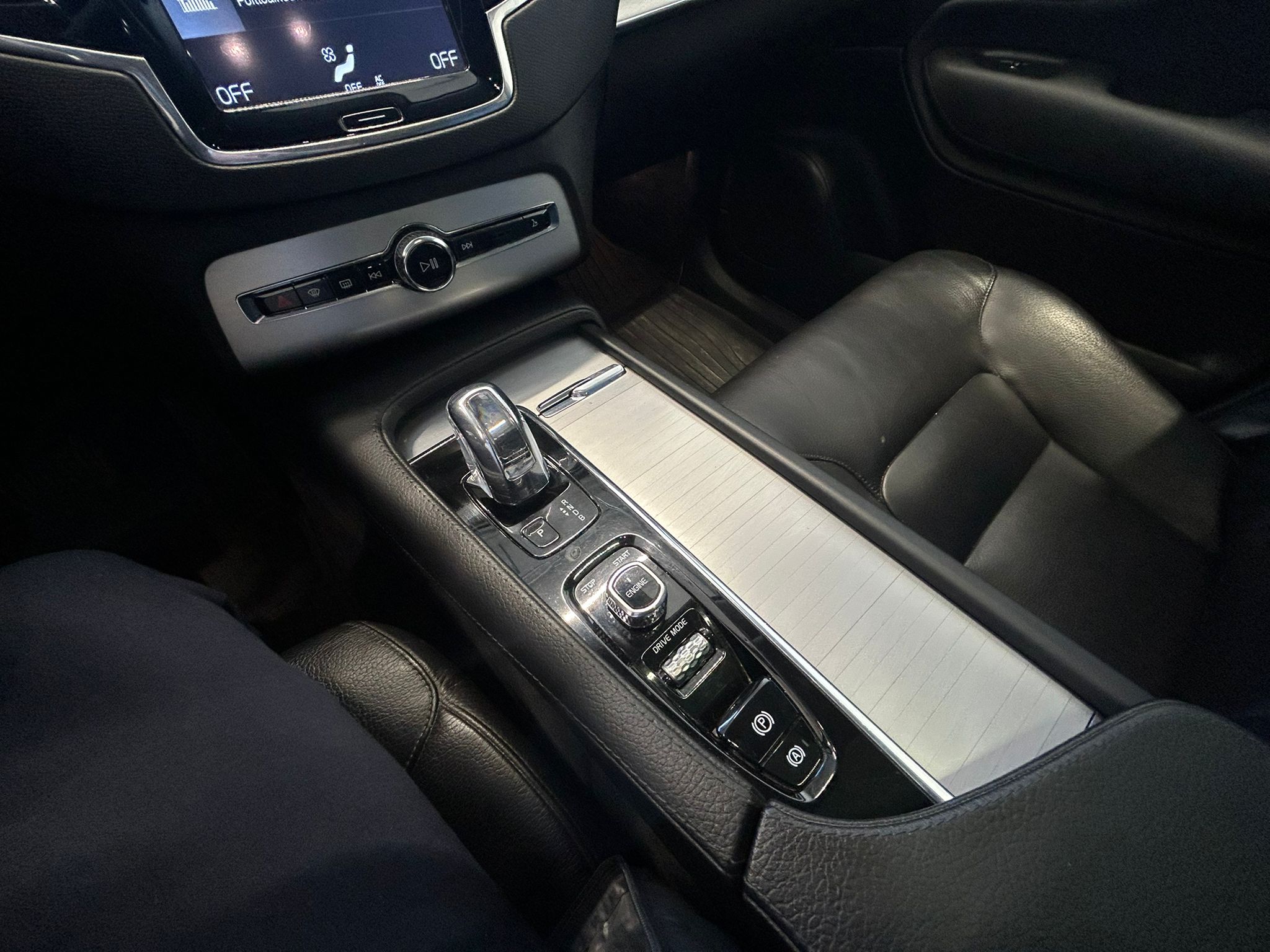 
								Volvo XC90 T8 Twin Engine AWD Momentum aut full									