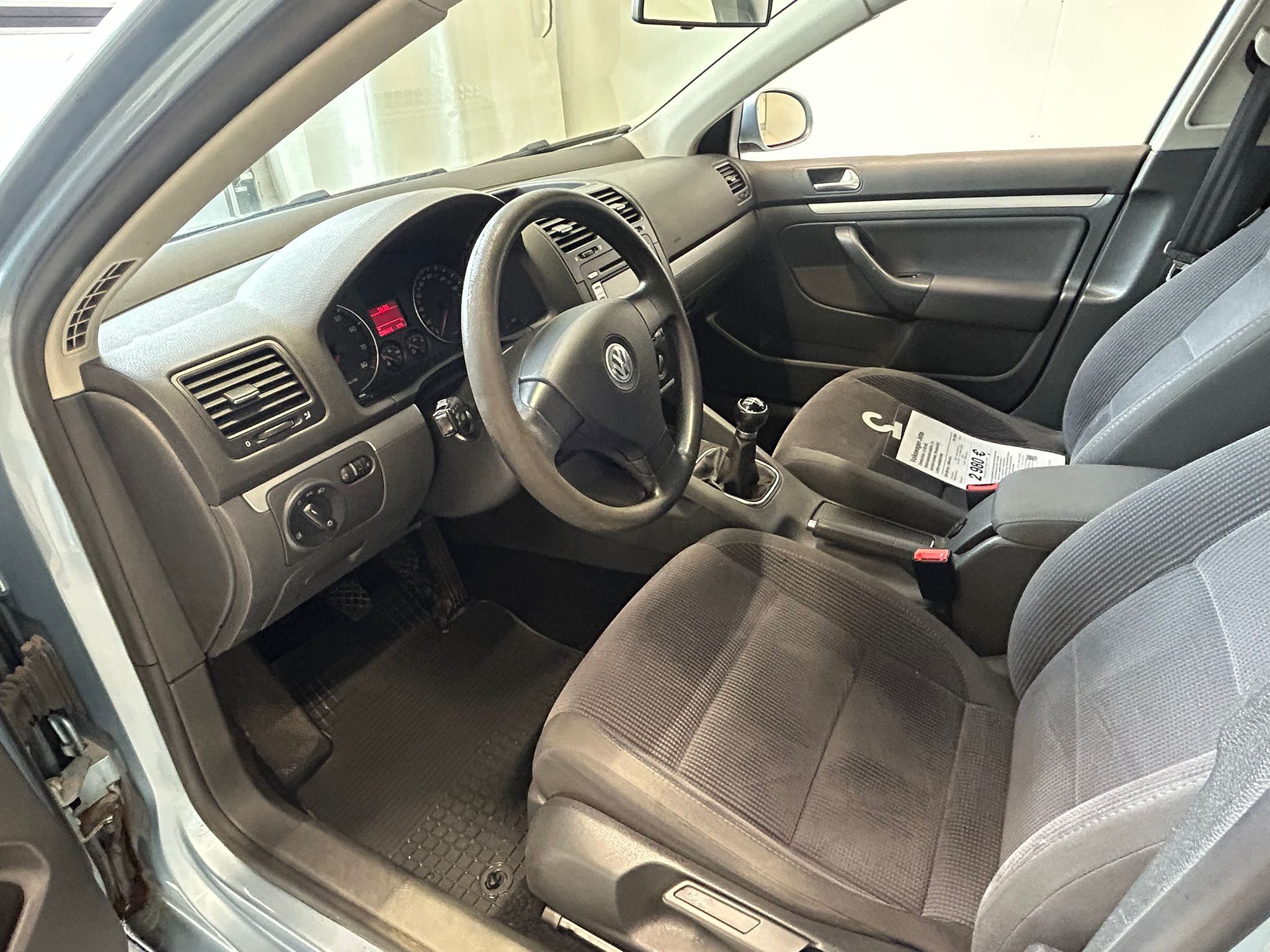 
								Volkswagen Jetta Comfortline 1,6 85 kW full									