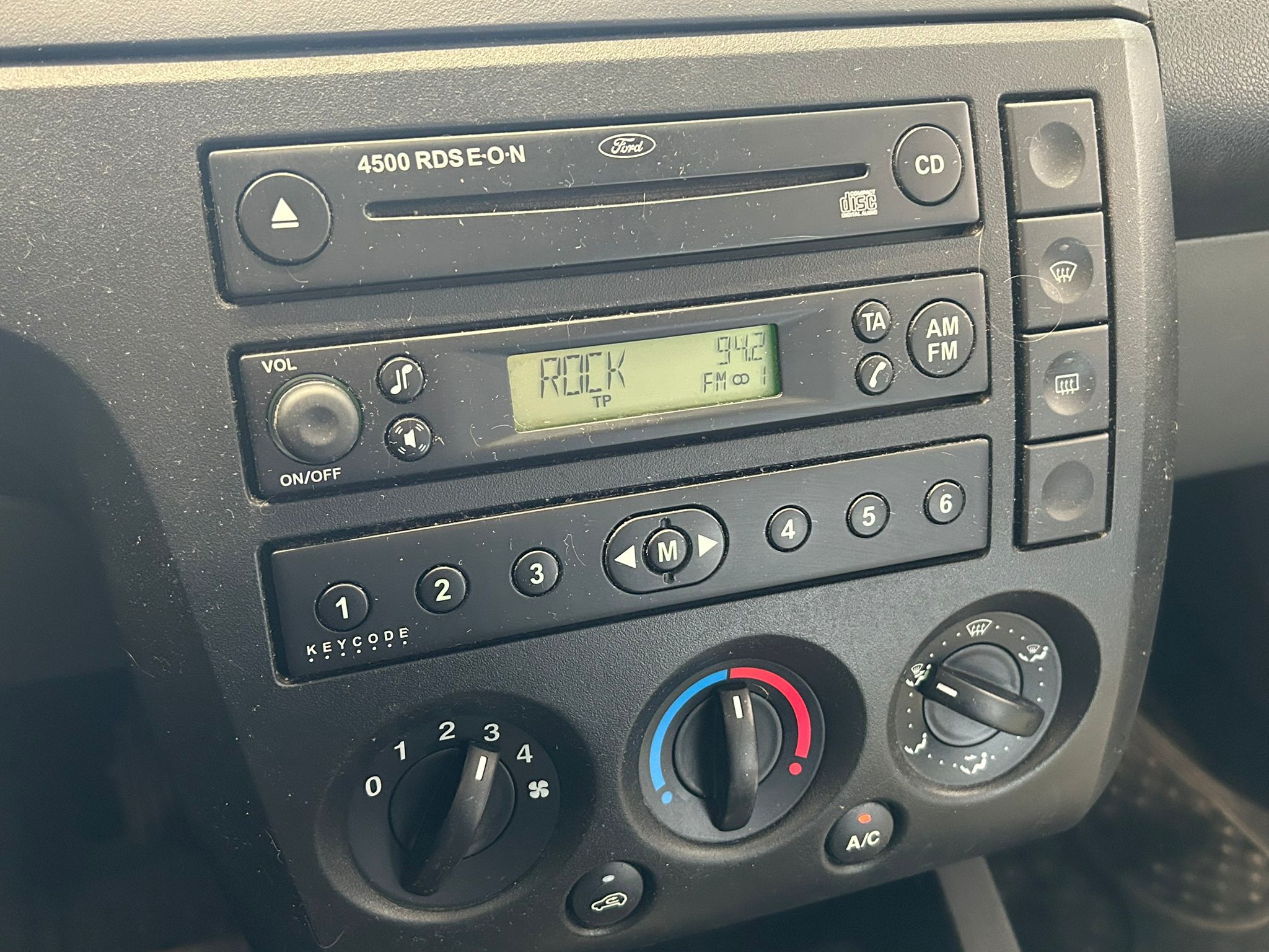 
								Ford Fiesta 1,4i 80hv Ghia 5d full									