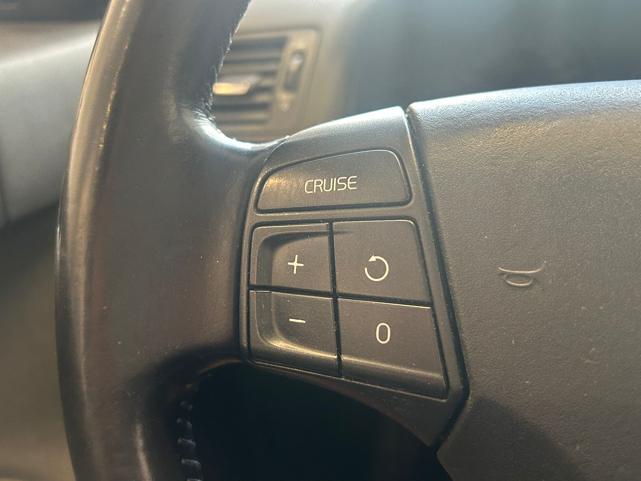 
								Volvo V50 2,0D (136 hv) Kinetic man full									