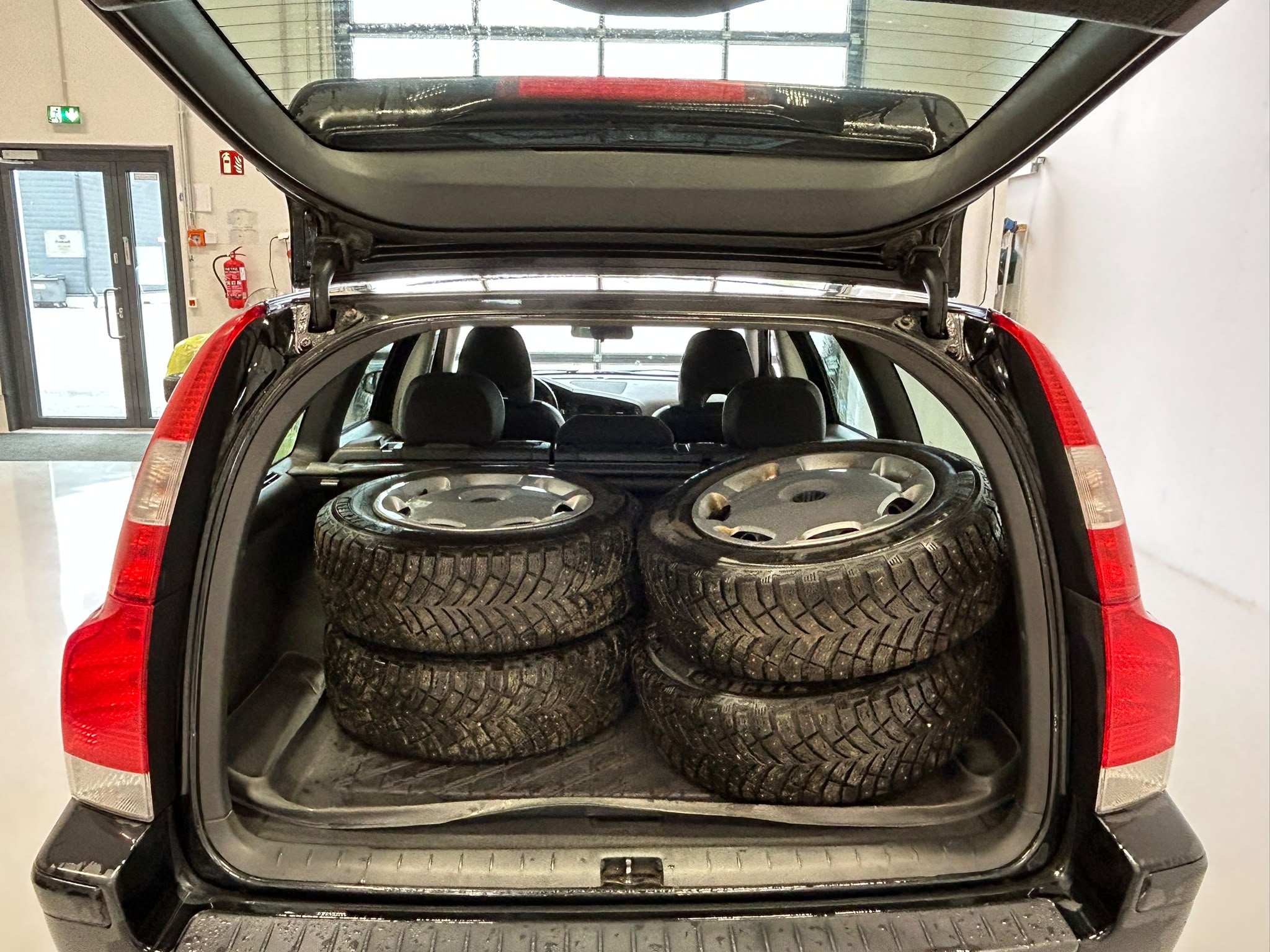 
								Volvo V70 2,4 170 hv kinetic aut full									