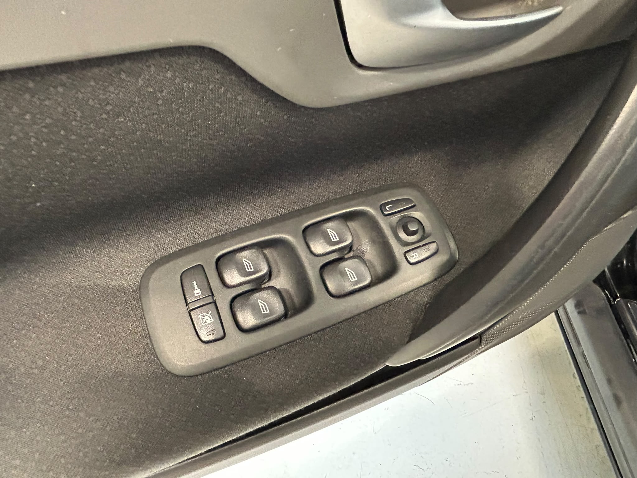 
								Volvo V70 2,4 170 hv kinetic aut full									