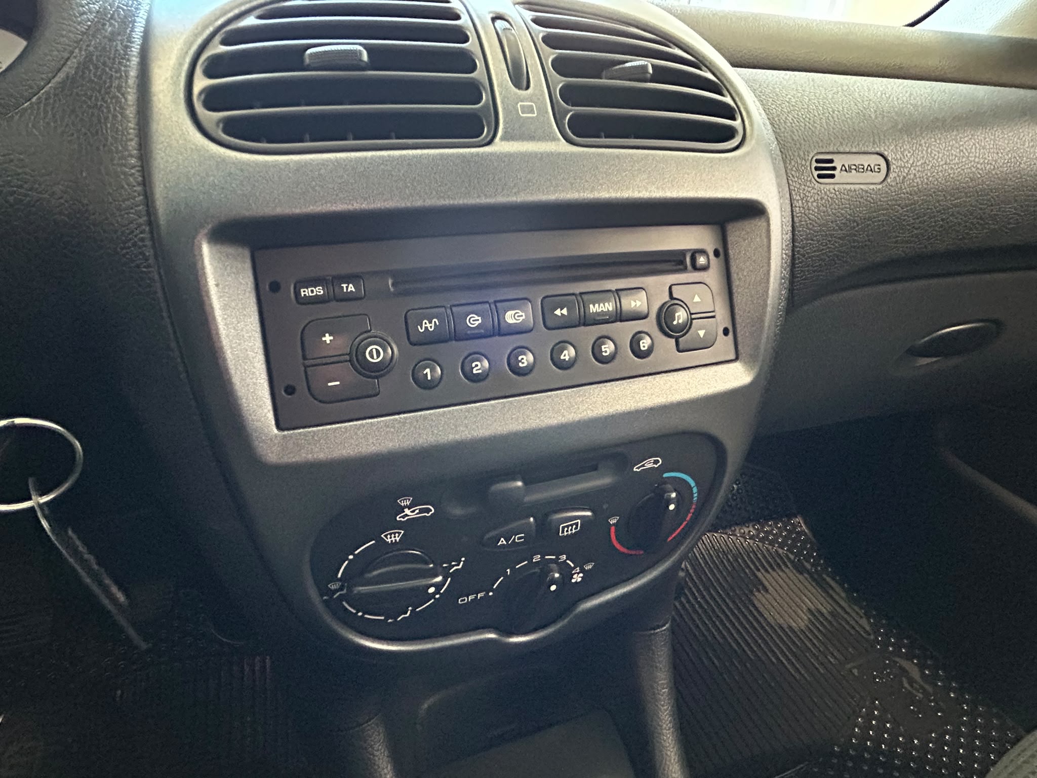 
								Peugeot 206 1,4 Trendy 5ov full									