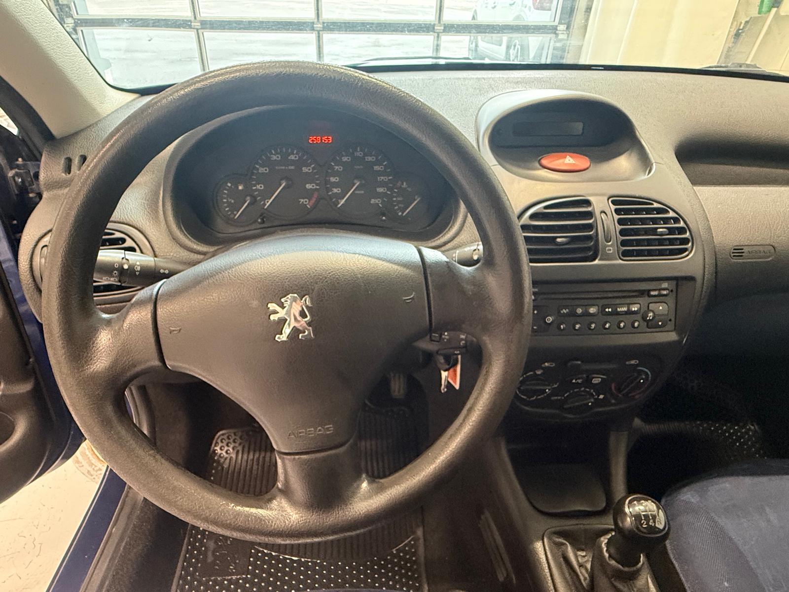 
								Peugeot 206 1,4 XR 3ov full									