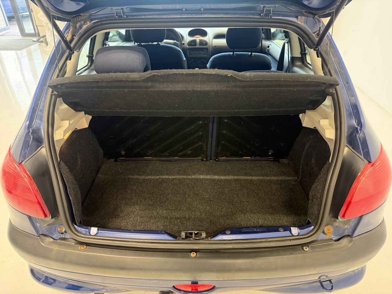 
								Peugeot 206 1,4 XR 3ov full									