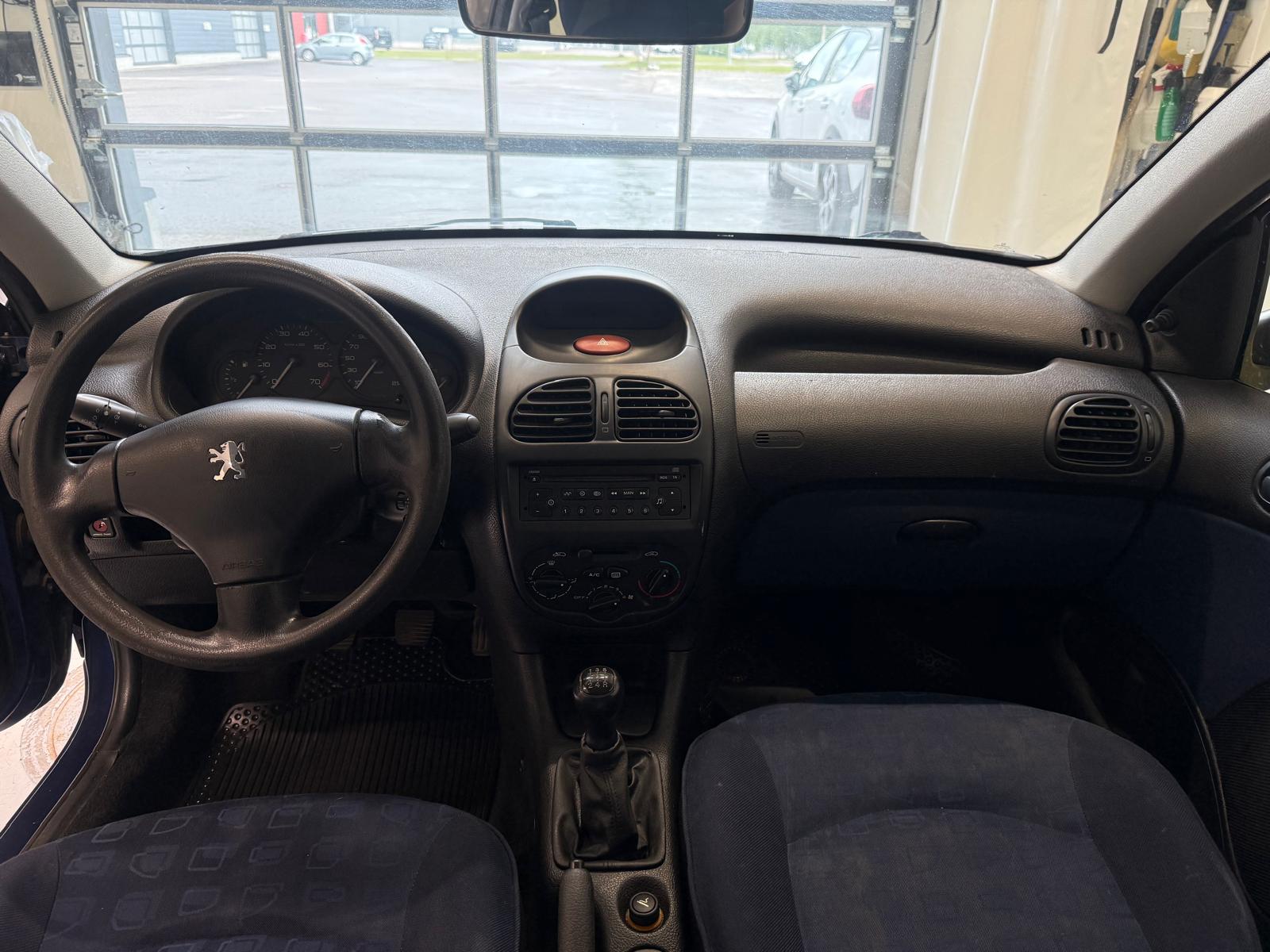 
								Peugeot 206 1,4 XR 3ov full									