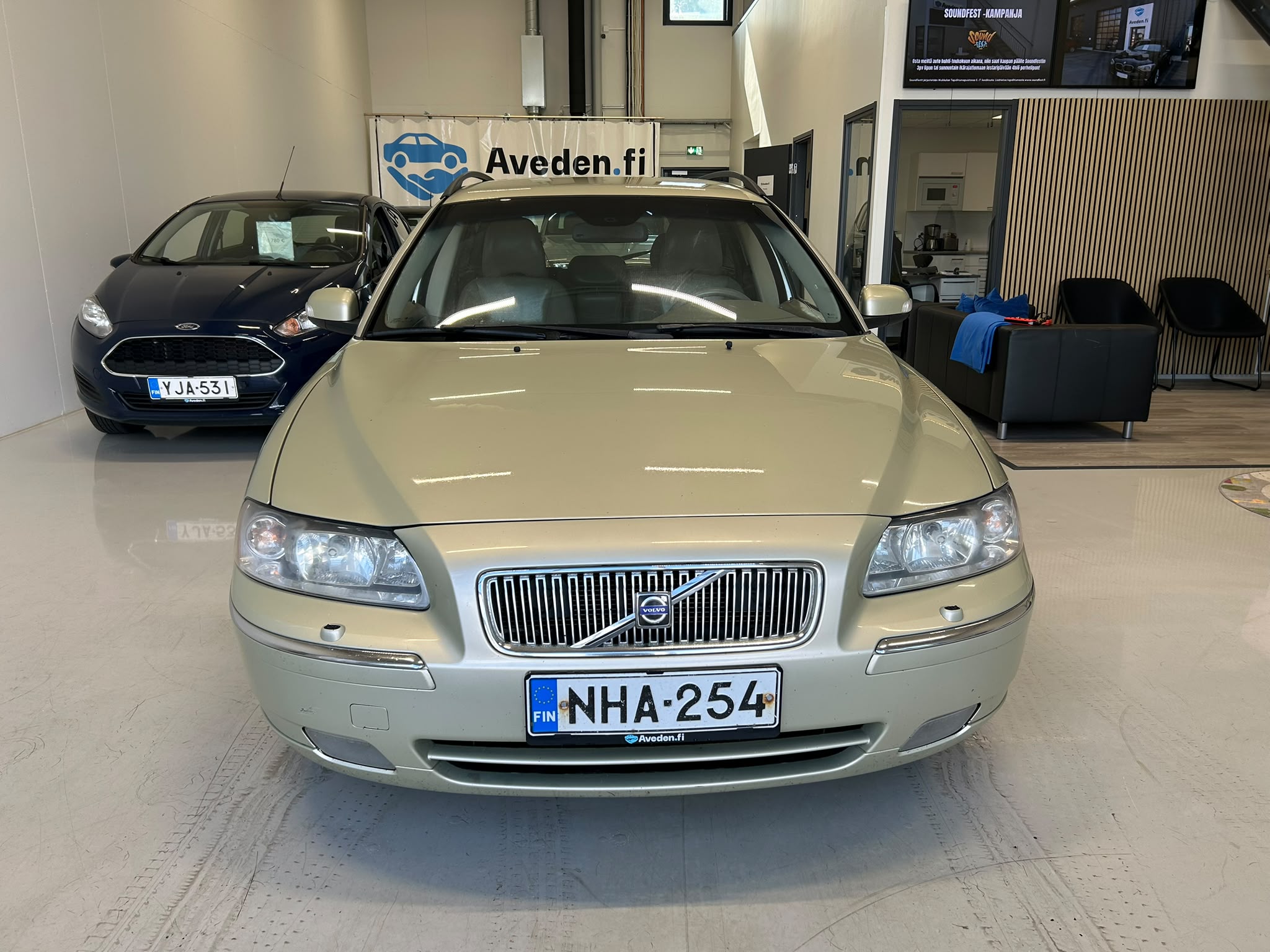 
								Volvo V70 2,4D Classic aut 7hlö full									