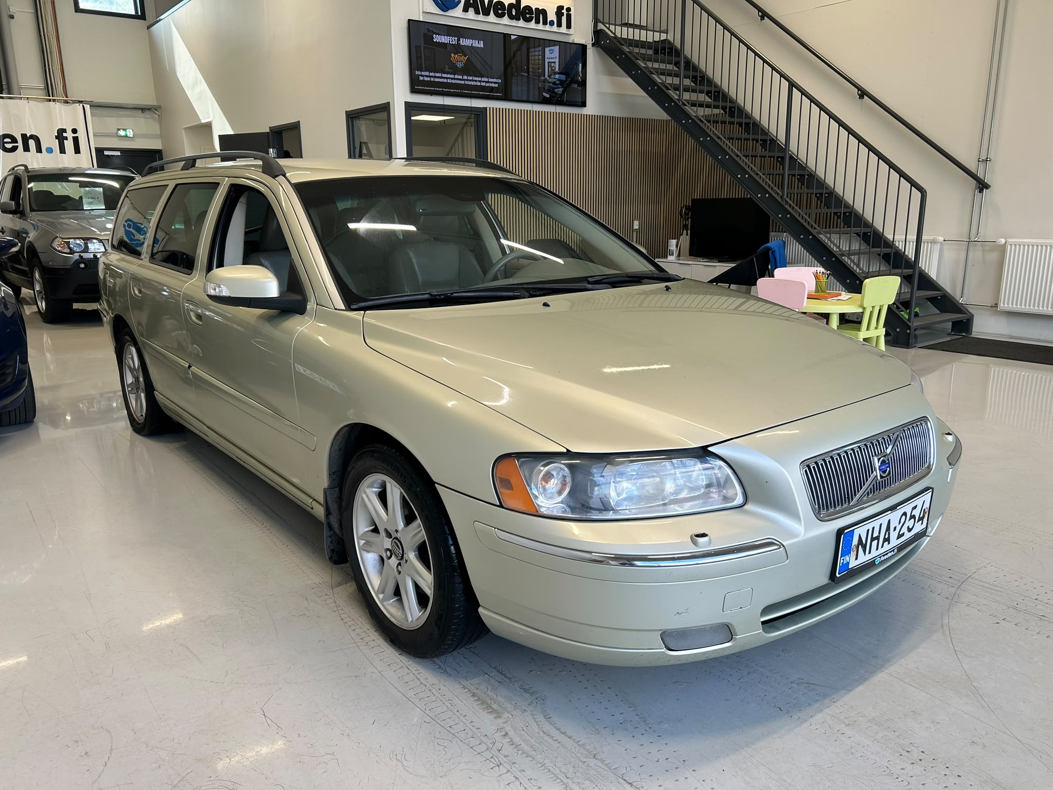 
								Volvo V70 2,4D Classic aut 7hlö full									