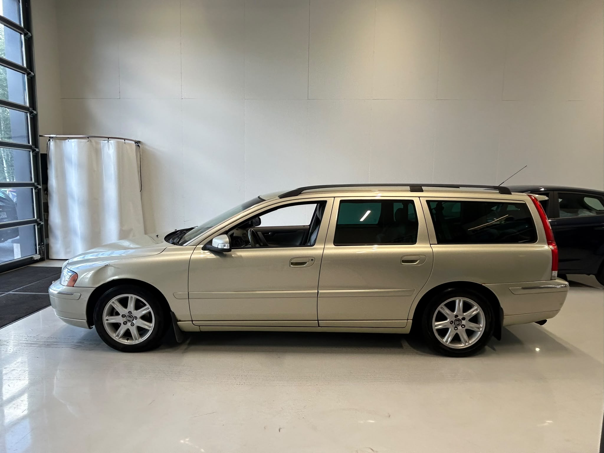 
								Volvo V70 2,4D Classic aut 7hlö full									