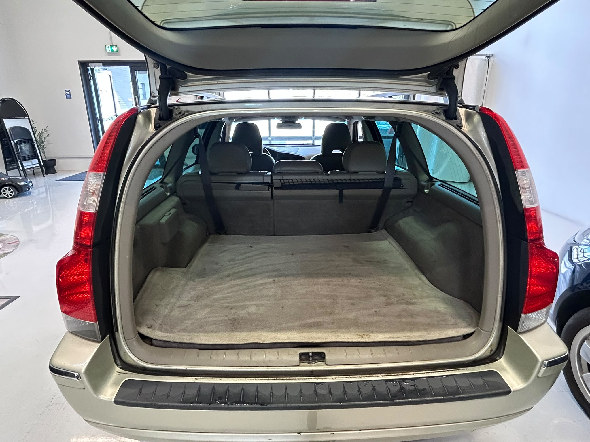 
								Volvo V70 2,4D Classic aut 7hlö full									