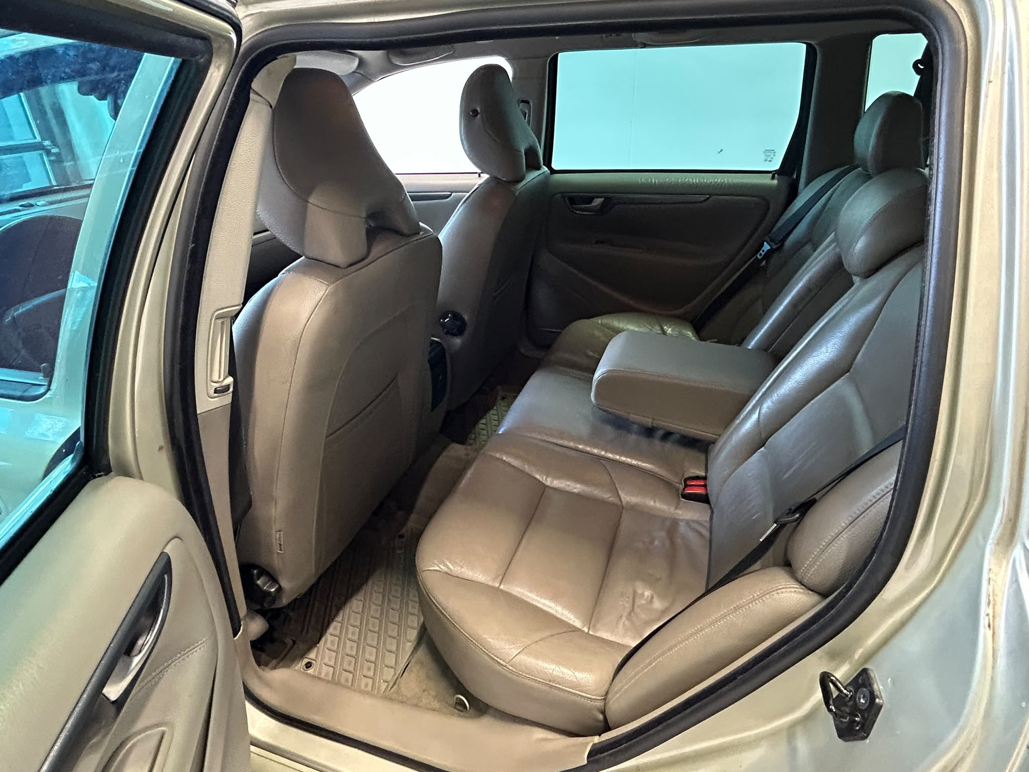 
								Volvo V70 2,4D Classic aut 7hlö full									