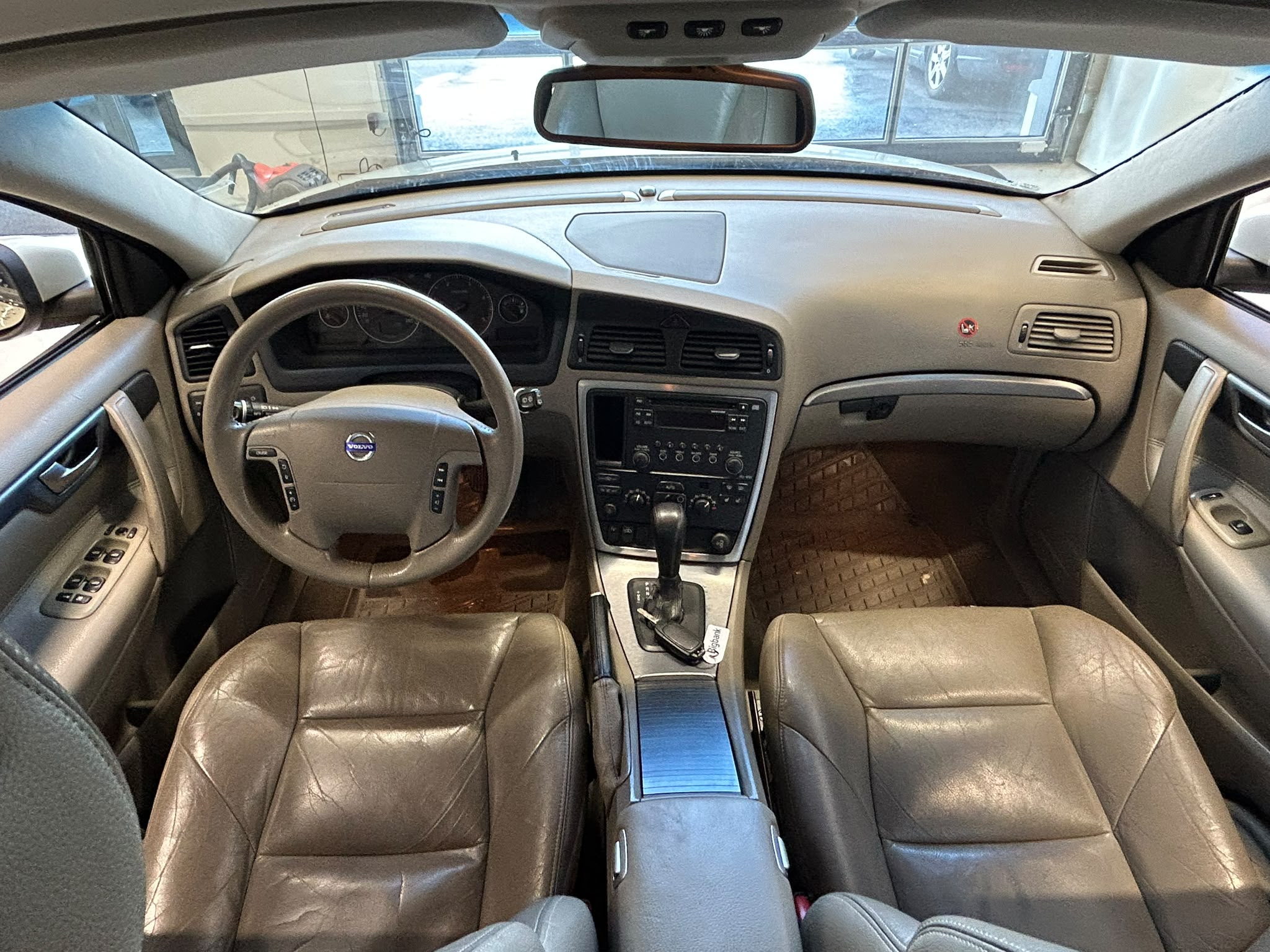 
								Volvo V70 2,4D Classic aut 7hlö full									