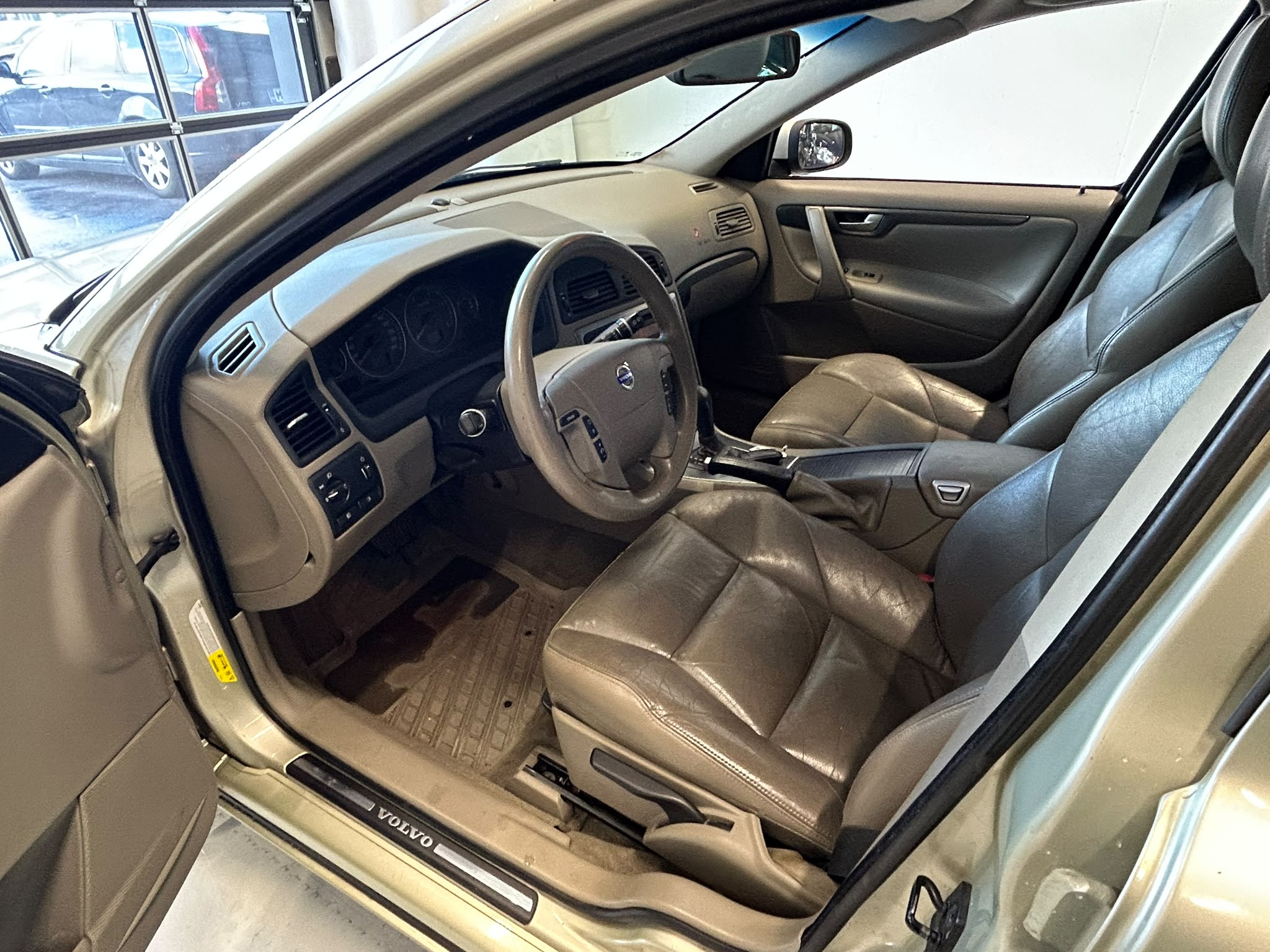 
								Volvo V70 2,4D Classic aut 7hlö full									