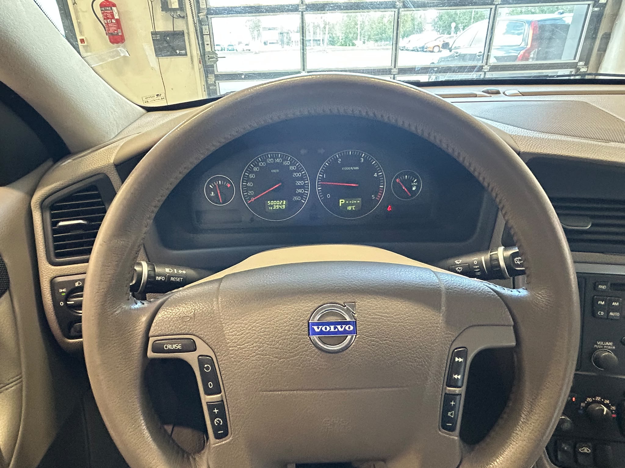 
								Volvo V70 2,4D Classic aut 7hlö full									