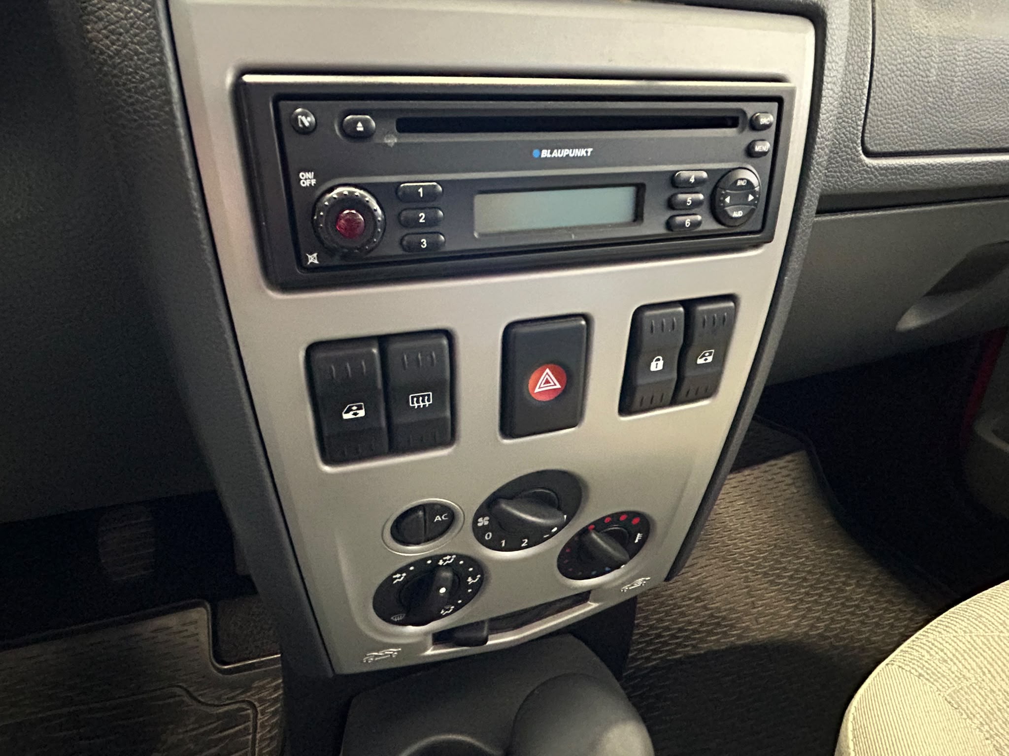 
								Dacia Logan MCV 1,6 16V Hi-Flex 5p Ambiance full									