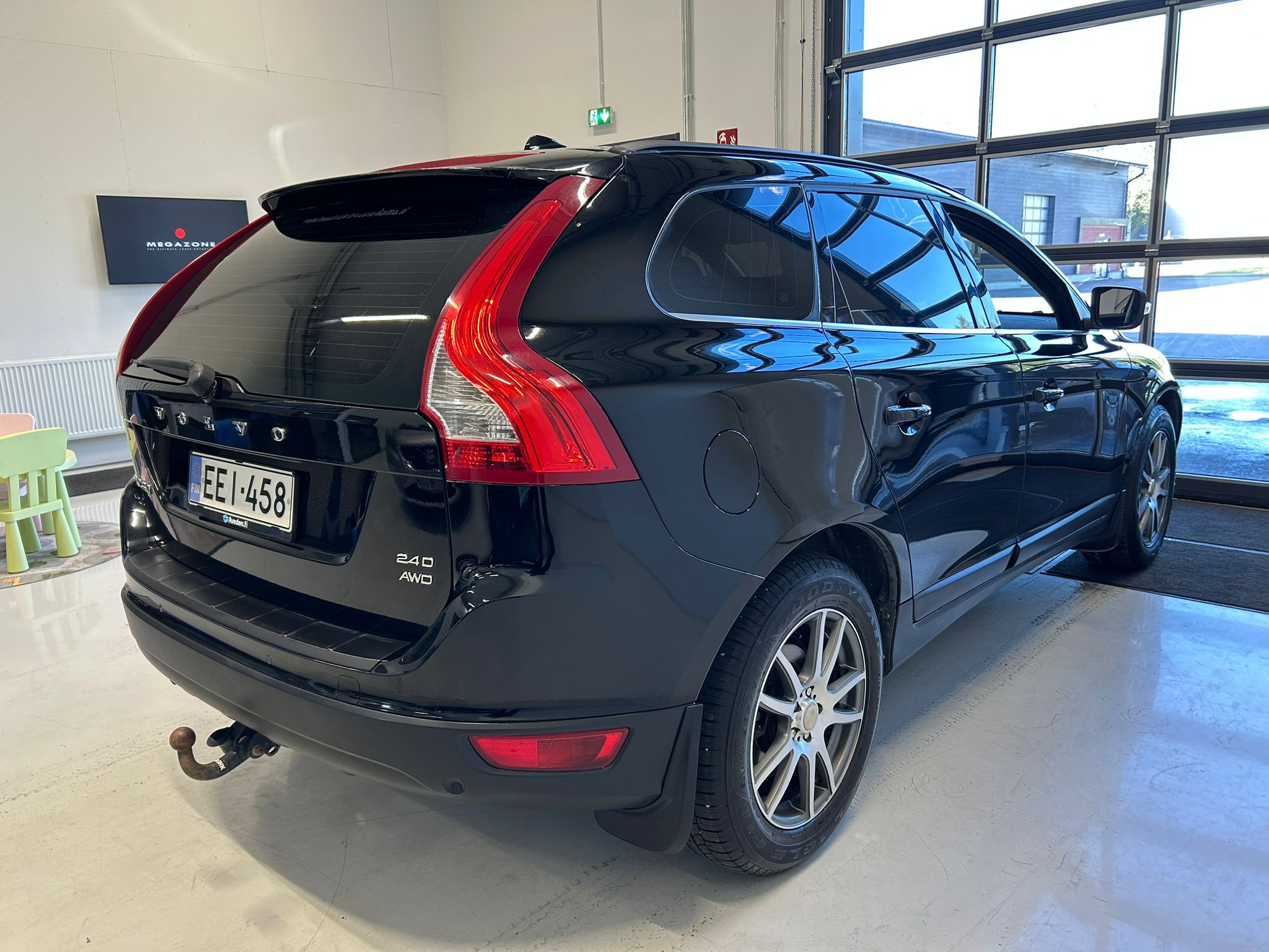 
								Volvo XC60 D5 2,4D AWD Momentum aut full									