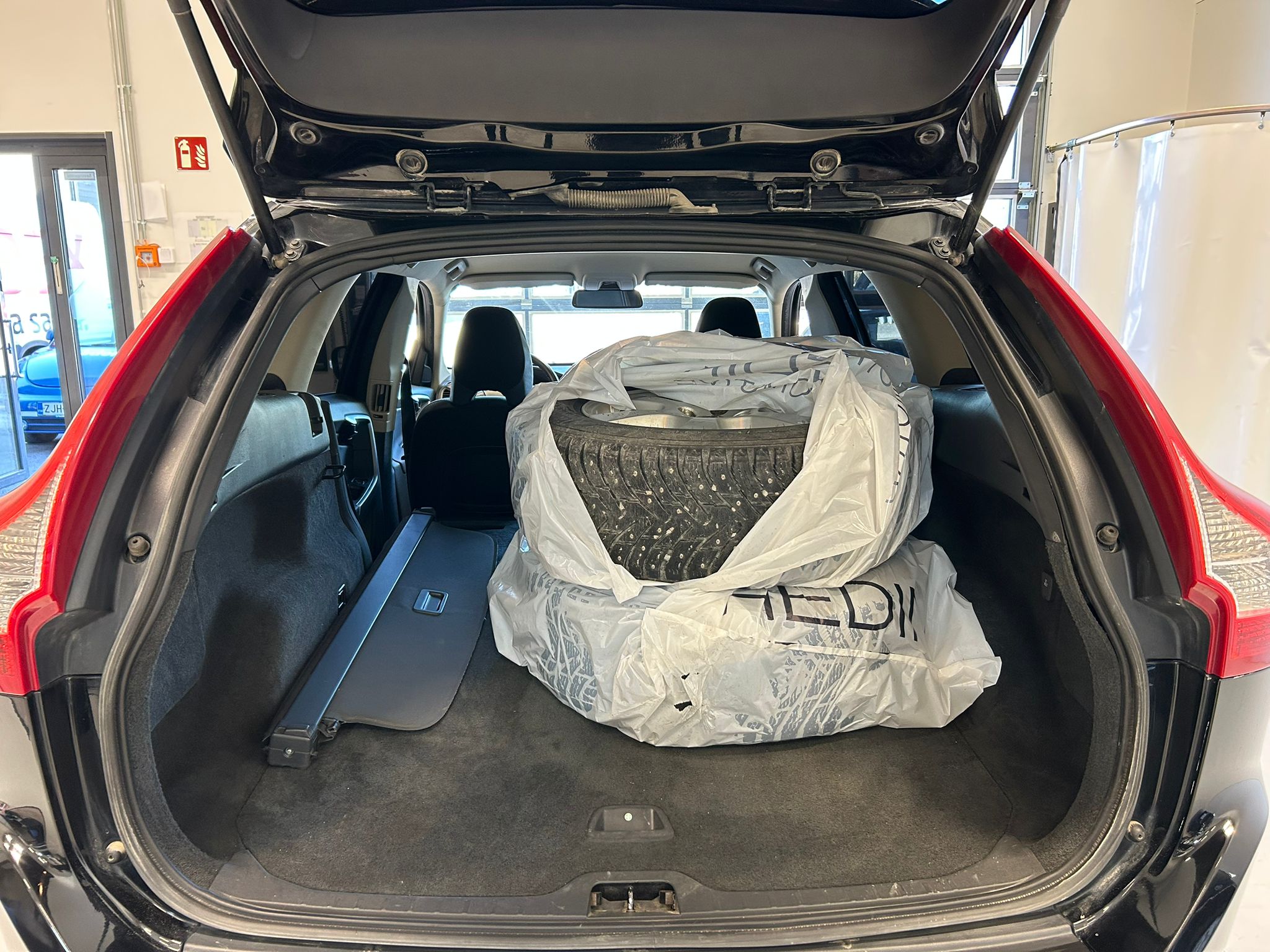 
								Volvo XC60 D5 2,4D AWD Momentum aut full									