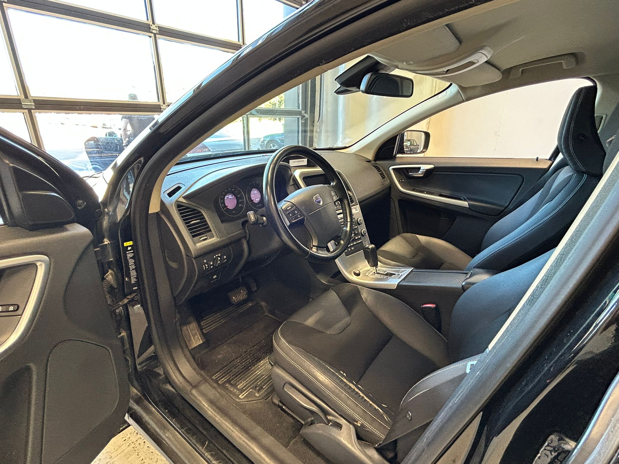 
								Volvo XC60 D5 2,4D AWD Momentum aut full									