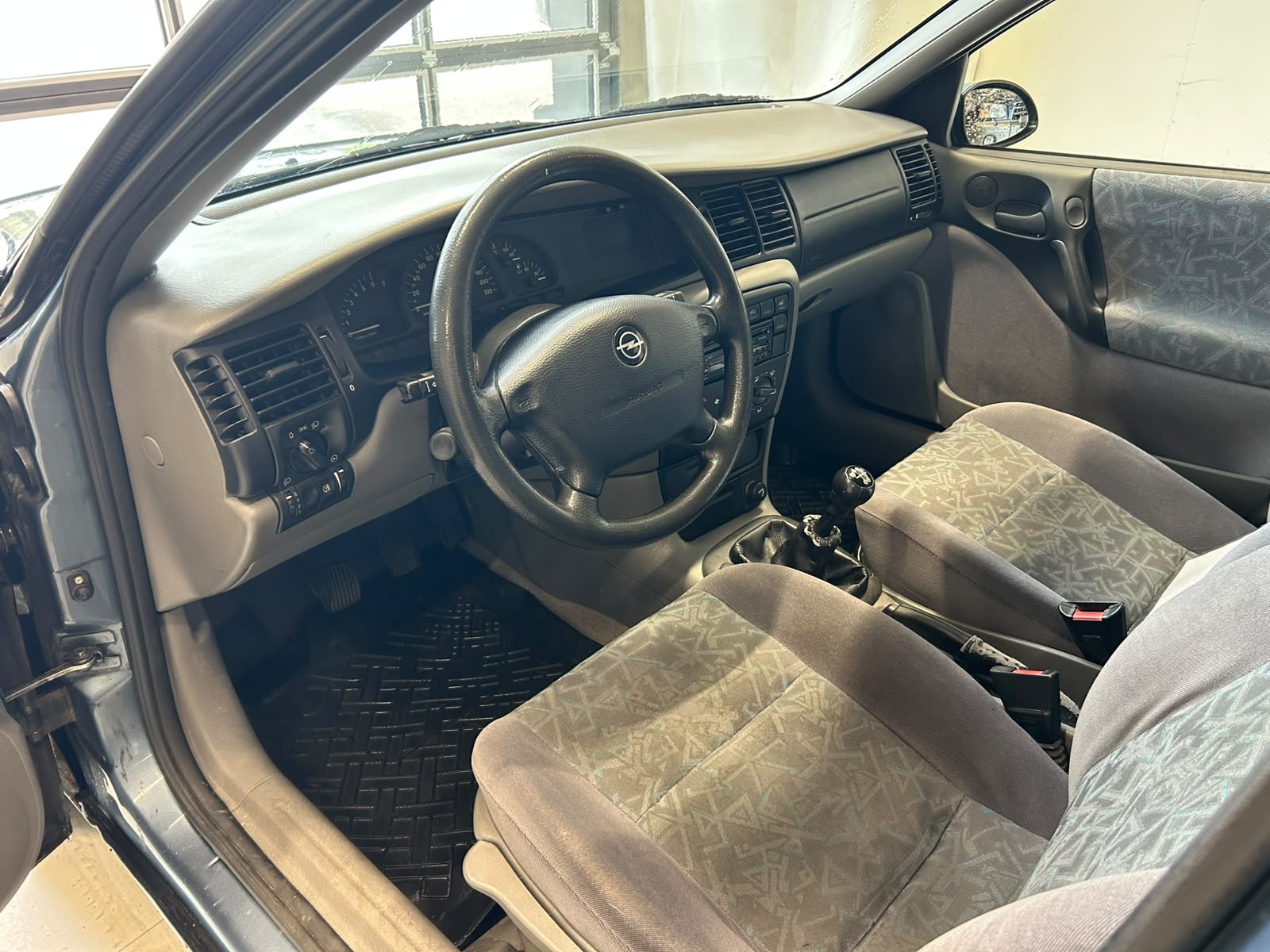 
								Opel Vectra 1,6i 16V CD ABS 5d full									
