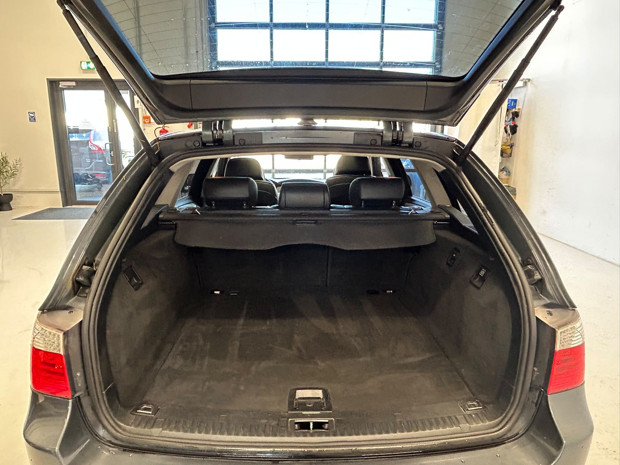 
								BMW 535 E61 Touring LCI full									