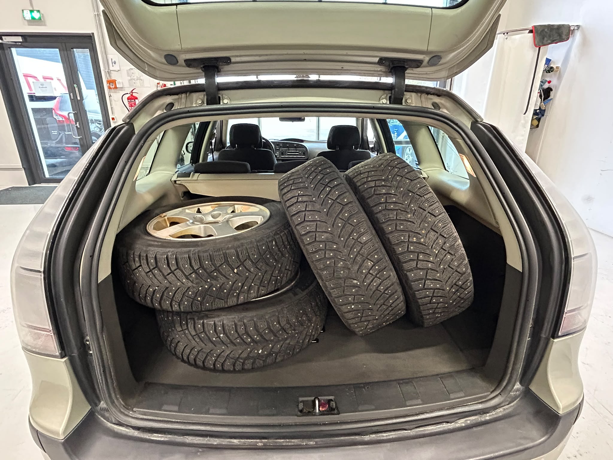 
								Saab 9-3 SportCombi 2.0T full									