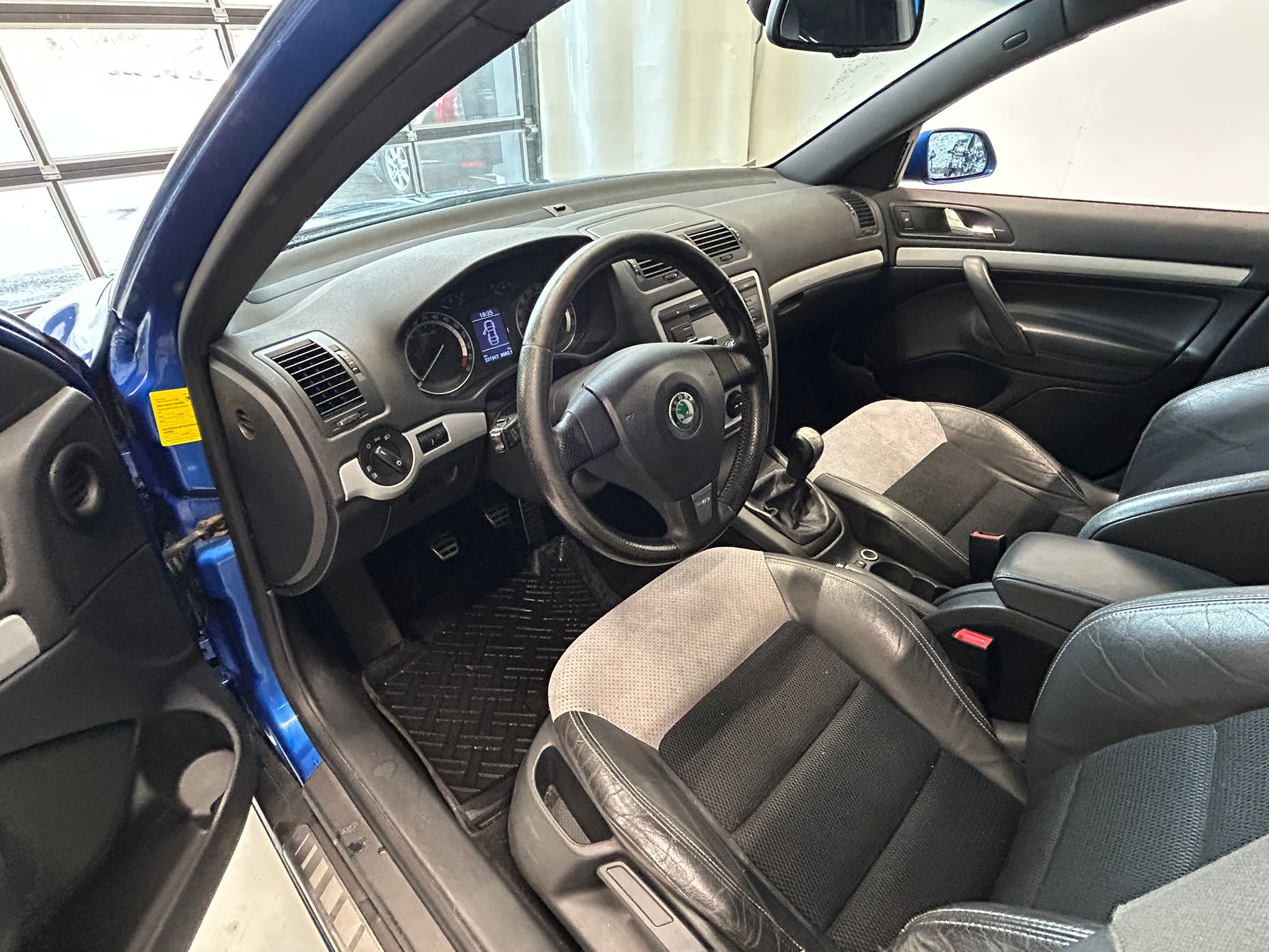 
								Skoda Octavia 2,0 TFSI RS full									